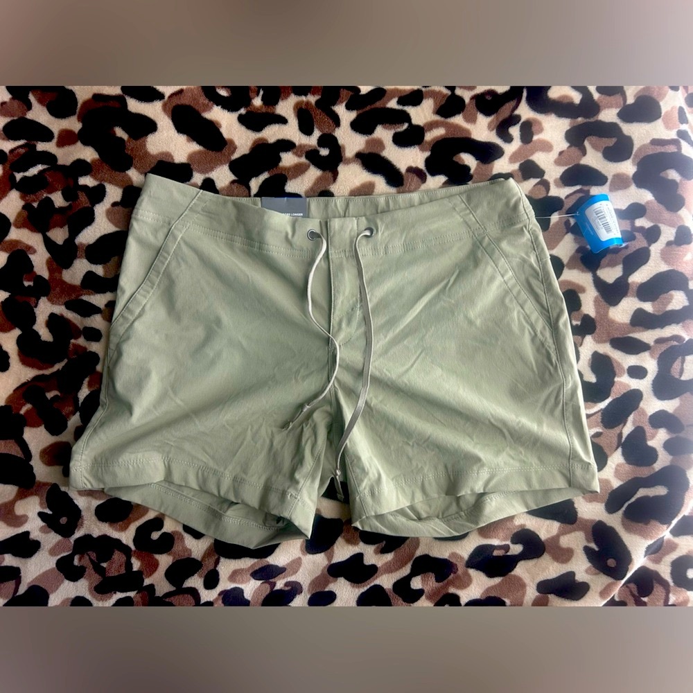 Columbia fishing waterproof shorts in tan/khaki size 12 NWT
